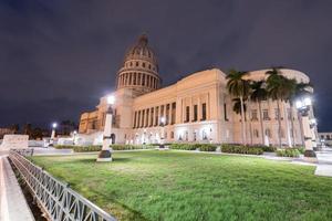 nationales hauptstadtgebäude in der abenddämmerung in havanna, kuba. foto