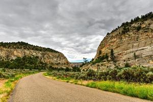 felsformationen entlang der johnson canyon road in utah, usa. foto