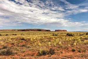 rote mesa-felsformation in der wüste von arizona. foto