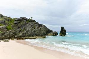 Klares Wasser und rosafarbener Sand am Strand von Jobson Cove auf Bermuda. foto