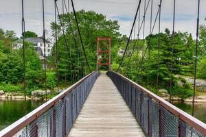 die androscoggin swinging bridge ist eine fußgängerhängebrücke, die den androscoggin river zwischen dem stadtteil topsham heights in topsham, maine, und dem benachbarten brunswick überspannt. foto