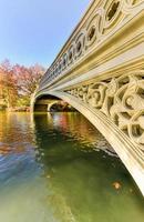 Bow Bridge, Central Park im Herbst foto