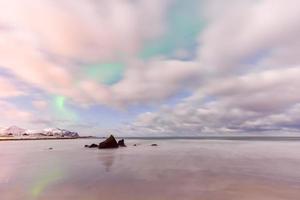 Nordlichter über dem Meer am Strand von Skagsanden, Lofoten, Norwegen im Winter. foto