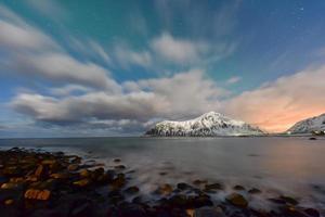 Nordlichter über dem Meer am Strand von Skagsanden, Lofoten, Norwegen im Winter. foto