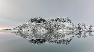 Vagspollen-Spiegelung bei Sonnenaufgang auf den Lofoten, Norwegen im Winter. foto