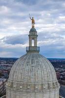 Goldstatue der unabhängige Mann auf dem State Capitol Building in der Innenstadt von Providence, Rhode Island. foto