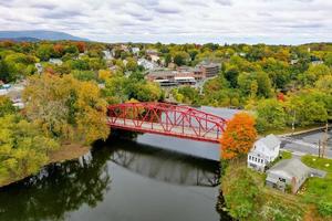 luftaufnahme der esopus creek bridge in saugerties, new york. foto