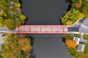 luftaufnahme der esopus creek bridge in saugerties, new york. foto