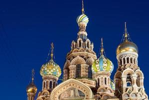 kirche des erlösers auf vergossenem blut in sankt petersburg, russland bei nacht foto