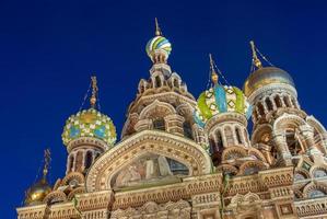 kirche des erlösers auf vergossenem blut in sankt petersburg, russland bei nacht foto