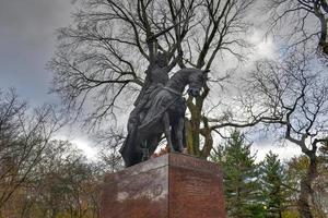 new york city - 28. nov 2019 - king jagiello monument, das für den polnischen new yorker weltausstellungspavillon von 1939 geschaffen und später in den central park in new york city verlegt wurde. foto