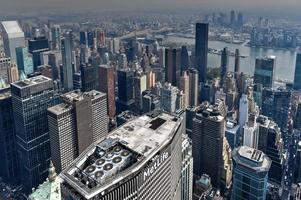 new york city - 25. oktober 2019 - blick auf wolkenkratzer entlang der skyline von new york tagsüber. foto