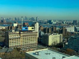 new york city - 15. nov 2019 - die skyline von new york city mit blick von der innenstadt von brooklyn auf die innenstadt von manhattan. foto