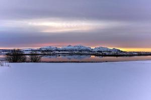 Sonnenaufgang auf Hestnesbukta auf der Insel Vestvagoy auf den Lofoten, Norwegen im Winter. foto