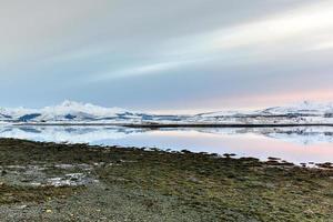 Sonnenaufgang auf Hestnesbukta auf der Insel Vestvagoy auf den Lofoten, Norwegen im Winter. foto