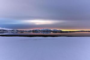 Sonnenaufgang auf Hestnesbukta auf der Insel Vestvagoy auf den Lofoten, Norwegen im Winter. foto