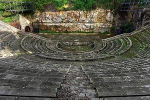 Griechisches Theater, das 1929 für die Weltausstellung in Barcelona gebaut wurde. dieses amphitheater wurde nach traditionellem griechischen modell im park de montjuic errichtet. foto