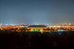 luftaufnahme des luzhniki-stadions und des komplexes von den sperlingshügeln, moskau, russland bei nacht. foto