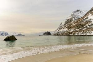 haukland beach auf den lofoten, norwegen im winter. foto