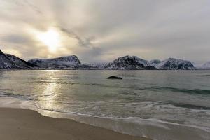 haukland beach auf den lofoten, norwegen im winter. foto