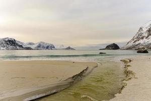 haukland beach auf den lofoten, norwegen im winter. foto