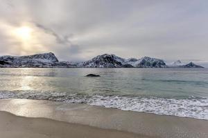 haukland beach auf den lofoten, norwegen im winter. foto