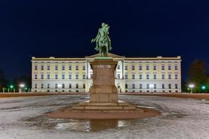 königlicher palast von oslo bei nacht. Der Palast ist die offizielle Residenz des gegenwärtigen norwegischen Monarchen. foto