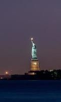 Freiheitsstatue bei Nacht vom Battery Park, New York City foto