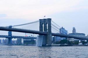 künstliche Wasserfälle unter der Brooklyn Bridge foto