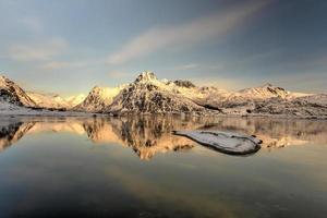 Berge spiegeln sich in einem See in Flakstadoya auf den Lofoten, Norwegen foto
