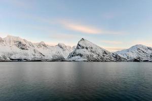 Winterlandschaft entlang der Fredvang-Brücken auf den Lofoten, Norwegen. foto