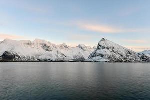 Winterlandschaft entlang der Fredvang-Brücken auf den Lofoten, Norwegen. foto