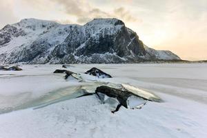 Malerischer Kiesstrand in Eggum, Lofoten-Inseln, Arktis, Norwegen, Skandinavien, Europa an einem bewölkten Wintertag. foto