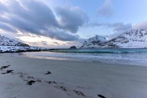 haukland beach auf den lofoten, norwegen im winter in der abenddämmerung. foto