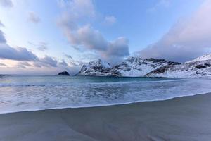 haukland beach auf den lofoten, norwegen im winter in der abenddämmerung. foto