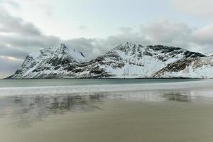 haukland beach auf den lofoten, norwegen im winter in der abenddämmerung. foto