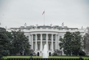 das weiße haus in washington dc an einem bewölkten tag. foto