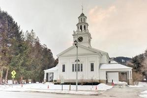 Die erste Gemeindekirche ist eine aktive Gemeindekirche in Woodstock, Vermont. Das ursprüngliche Gebäude wurde 1807 errichtet und 1890 wieder aufgebaut. foto