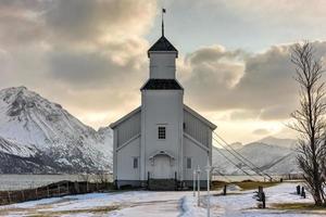 Gimsoy-Kirche auf den Lofoten im Winter. es ist eine pfarrkirche in der gemeinde vagan in der nordland grafschaft, norwegen. foto