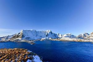 winter in olenilsoya in reine, lofoten, norwegen. foto