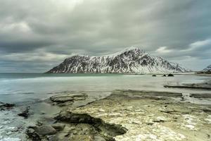 Skagsanden Strand auf den Lofoten, Norwegen im Winter an einem bewölkten Tag. foto