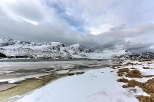 Flakstadoya auf den Lofoten, Norwegen im Winter an einem bewölkten Tag. foto