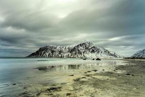 Skagsanden Strand auf den Lofoten, Norwegen im Winter an einem bewölkten Tag. foto