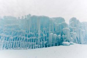 durchscheinende blaue Eiszapfen in einer gefrorenen Eiswand. foto