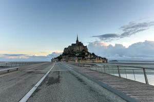 schöne mont saint-michel-kathedrale auf der insel, normandie, nordfrankreich, europa. foto