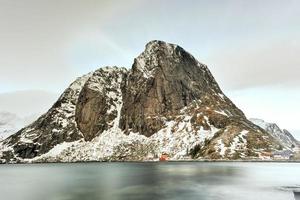 Fischerhütte in den Berggipfeln Hamnoy und Lilandstinden im Winter in Reine, Lofoten-Inseln, Norwegen. foto