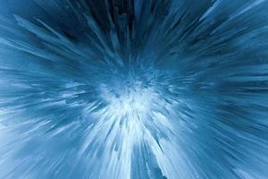 durchscheinende blaue Eiszapfen in einer gefrorenen Eiswand. foto