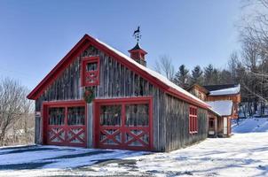 Scheune auf einem Bauernhof im Winter in Reading, Vermont. foto