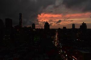 Blick auf die Skyline von Manhattan am Abend, wenn die Dämmerung näher rückt. foto