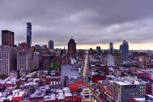 Blick auf die Skyline von Manhattan am Abend, wenn die Dämmerung näher rückt. foto